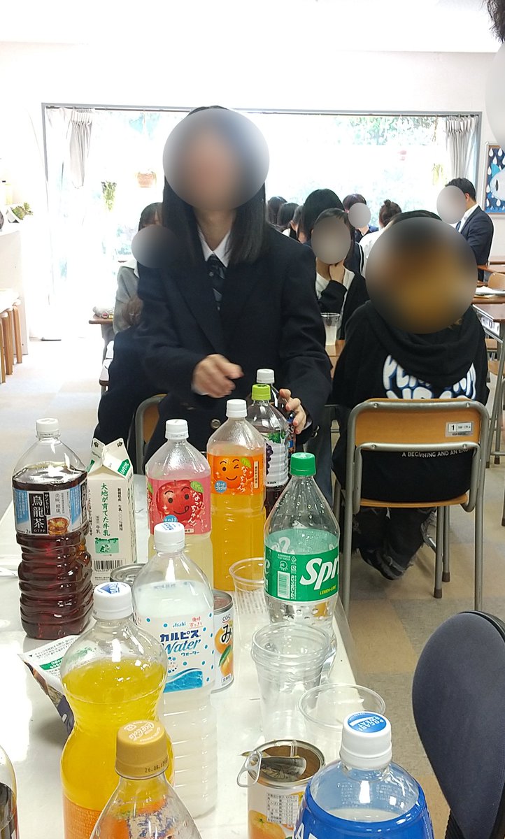 aoi_school's tweet photo. 1年生対象のキャリア授業第1回目を実施😄
初回はアイスブレイクとしてさまざまなジュースを組み合わせながらオリジナルのモクテル作りに挑戦。楽しみながら自然と会話も生まれ、笑顔あふれる時間となりました。これから自分の「好き」や「得意」を見つけていきましょう。#葵高等学院　#新潟通信制高校 https://t.co/GVyF7lFldd