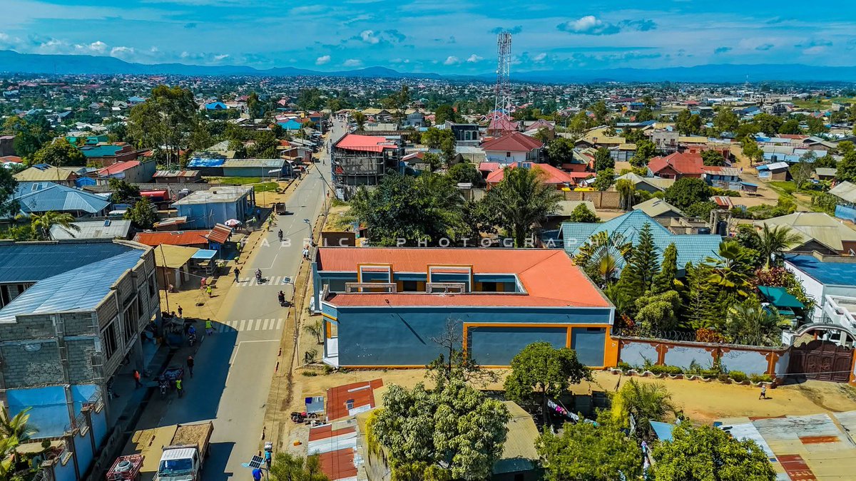 sergesindani01's tweet photo. 🔴#RDC—— À Bunia, sous état de siège, voici le quartier #Bankoko. Les photos prouvent la transformation : là où il n'y avait que de la végétation, l'asphaltage du #Mont_Gabaon a rendu le quartier bien plus propre. https://t.co/8cEzQ6pHLV