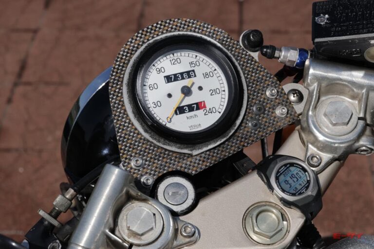 PutiMotor's tweet photo. '87 ヤマハSDRに、セロー225セル付きエンジンをドッキングした「SDR−F」号

本田 久さんオリジナル。

独特なSDRシャシーに、自作マウントステーでセローエンジンを搭載、スプロケまで自作。

ホンダの市販レーサーRS125R用のホイールがレーシー。

https://t.co/jLVuUCwNLE https://t.co/4jveGjsJyl