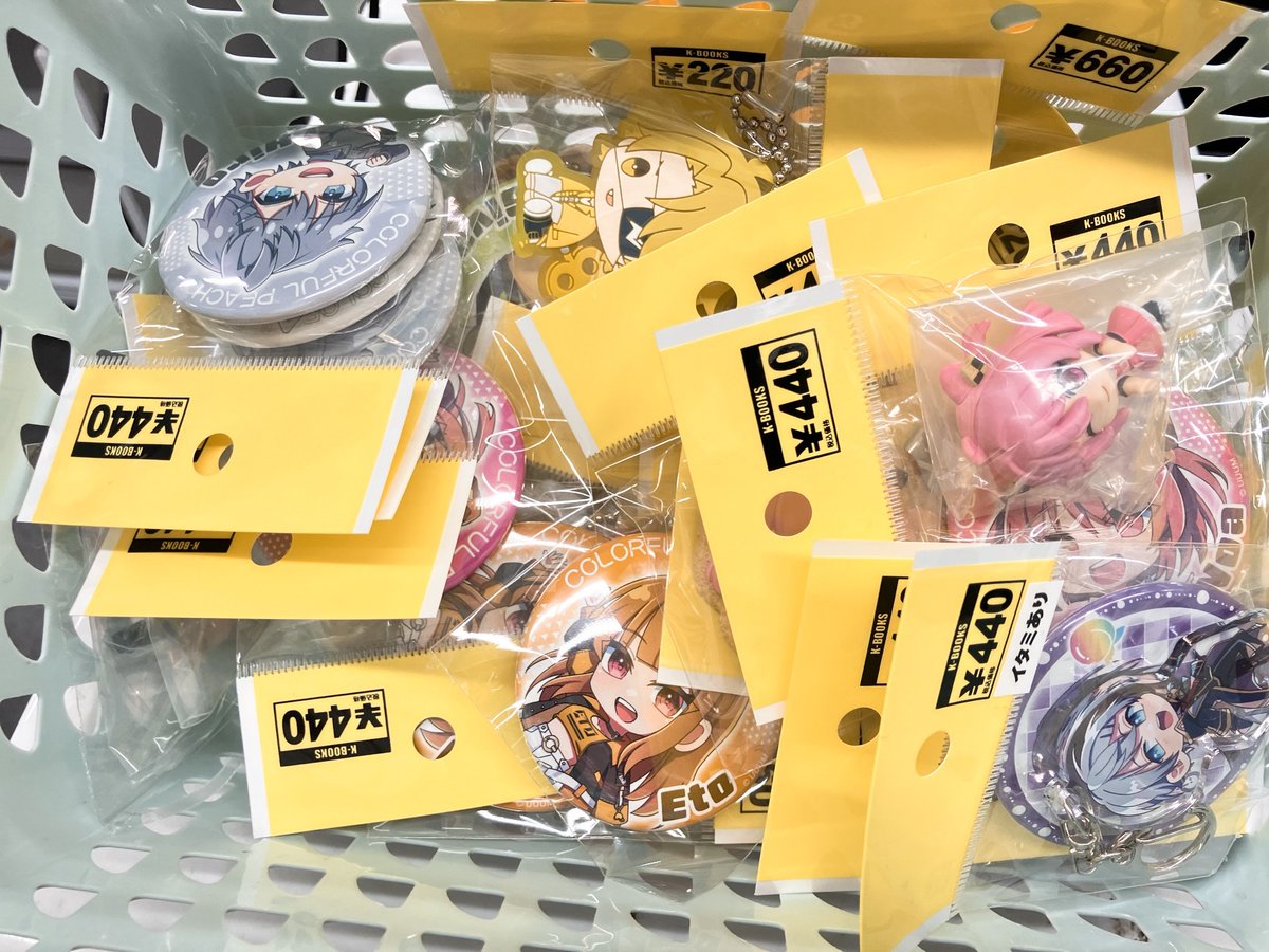 入荷情報】 🍑 カラフルピーチ 🍑 缶バッジやアクキー、アクリル
