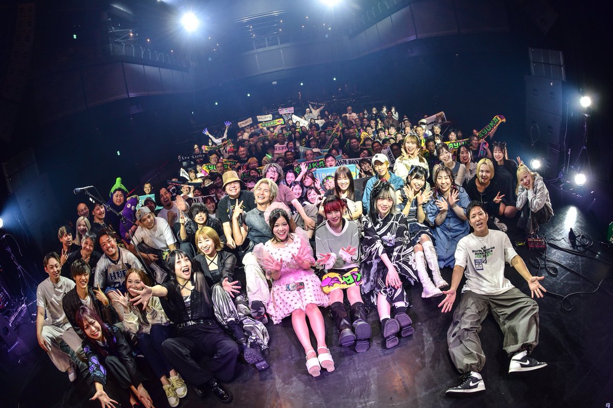 a_y_u_k_aaaaa's tweet photo. 💐Zepp Shinjuku御礼💐
￣￣￣￣￣￣￣￣￣￣￣￣￣
昨日はご来場/ご視聴有難うございました！

Zeppはまだ自力じゃ演れない箱だけど
昨年の羽田に続き今年も出れた事に感謝🙇‍♀️
盛り上げてくれた皆様に感謝🙇‍♀️

自分が見てきたバンドみたいに
Zepp満員にしたい!!!って凄く思った。

終演後に自分の力の無さに落ち込んでたら
励ましてくれた方がいて。
具体的には書かないけど凄く救われました。
人は人でいいし、私は私で、嘘のない私で、
私のままで頑張っていこうと思います。

ファンミも幸せな時間でした！有難う！
次は5/23池袋LIVEよろしくね！

【AYUKAセトリ】
1.ドゥ
2.ダンシンザシステム
3.モノノ怪BEAT
4.ささくれ
5.Journey
6.ハナガサク