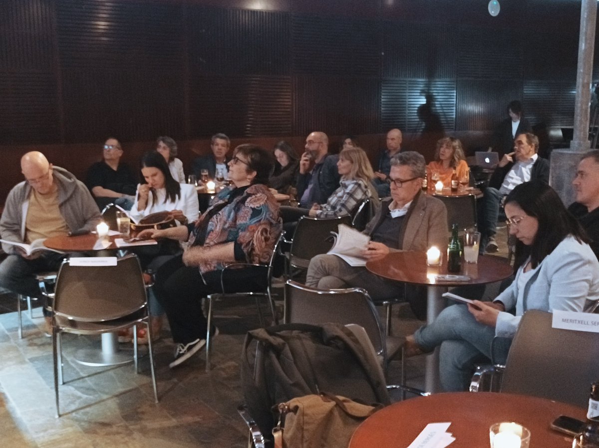 ERCfedLleida's tweet photo. 📌 Nombrosos càrrecs electes i orgànics d’ @Esquerra_ERC   🔶 van assistir, ahir al vespre, a la presentació de la 55a revista 📖 EINES de la @FundacioIrla , al Cafè de l’Escorxador, de #Lleida

👉🏼 #EinesIrla: 🧑‍🌾📒 Terra, treball i sobirania: claus pel futur del sector primari ‼️ https://t.co/IVN3GK71M1