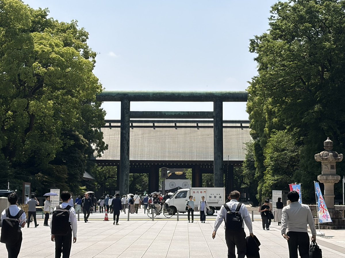 hamax0727's tweet photo. 靖国神社
なんか真剣の演技してた
外国の方が多く��拝してた、はて？ https://t.co/EbROYedhl4