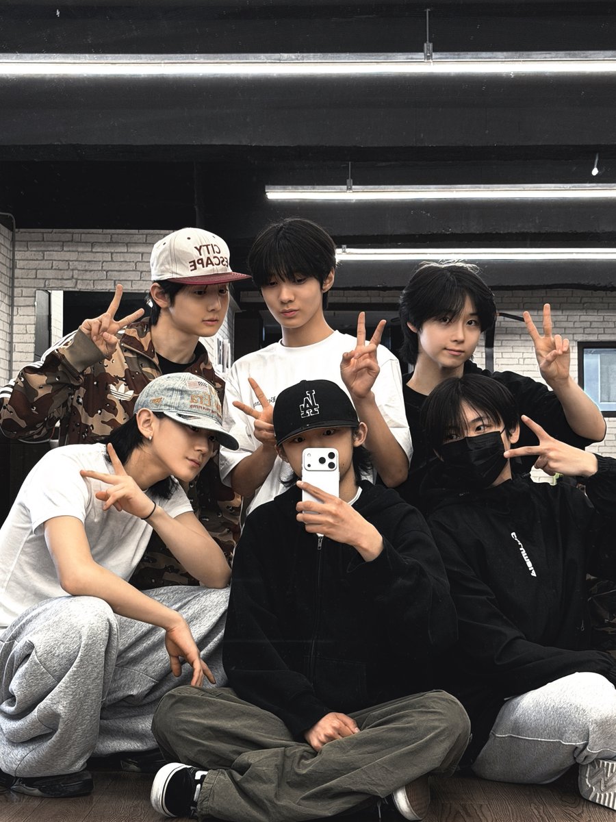 oui_trainee's tweet photo. 𝑻𝑬𝑨𝑴

#OUIBOYS #위보이즈 https://t.co/TvKblZowBy