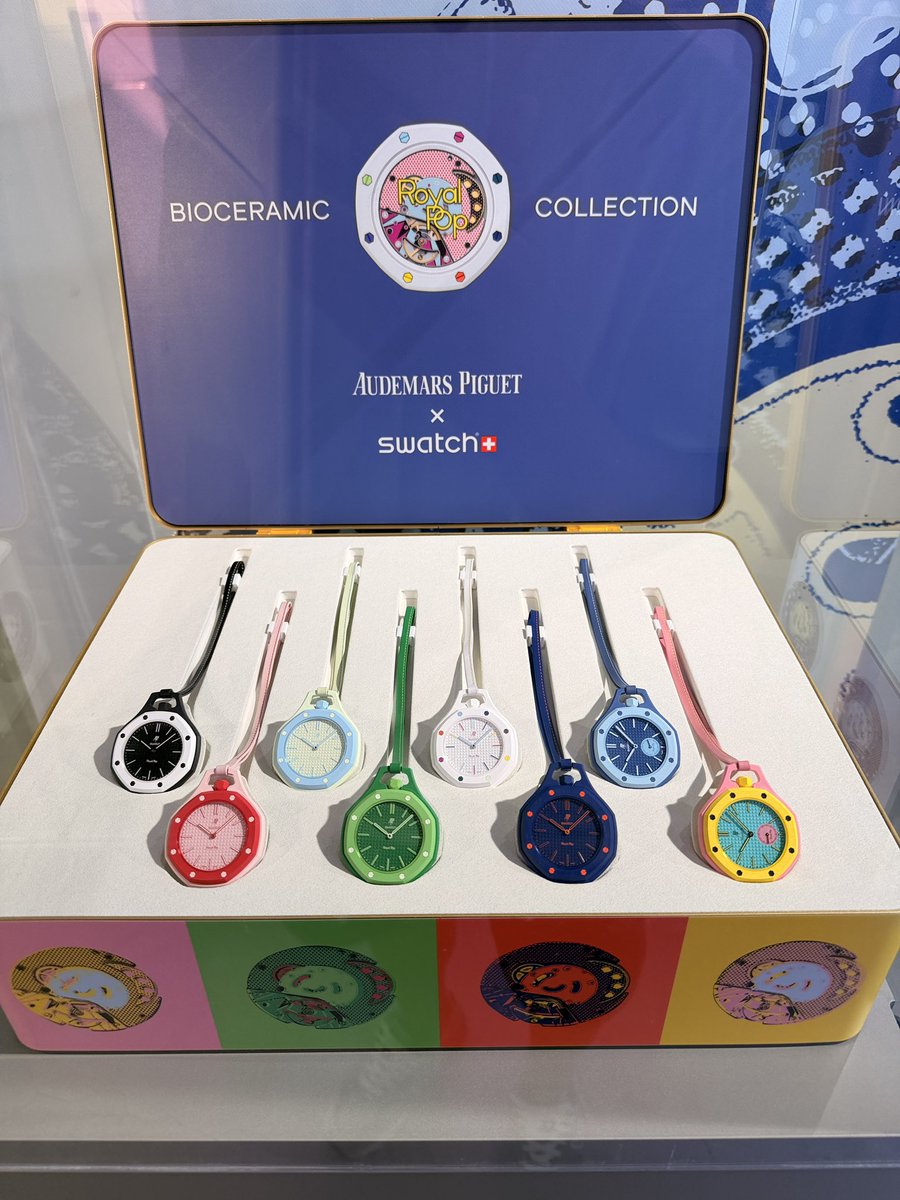 20justright's tweet photo. ロイヤルポップ
すでに異国の方々が列をなしてる。
店員「並べなんて言ってないんですけどねー、みんな転売っすよ！」
と呆れ顔

左2をスパイダーRSのキーホルダーにしたかったんだけどなー。
列の誰かに人民元渡せば解決しそうだけど、助長することになるからやめよ。 https://t.co/SSVYy8mZg0