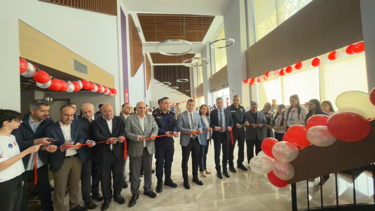 ayd_fen's tweet photo. 19 proje ile katılım sağladığımız Tübitak 4006 Bilim  Fuarı sergimiz İlçe Kaymakamımız Muhammed KILIÇASLAN ve ilçe daire amirleri tarafından açıldı.Emeği geçen öğretmen ve öğrencilerimizi tebrik ediyoruz.@ArapgirMem44 @MalatyaMem https://t.co/0W2g3byV59