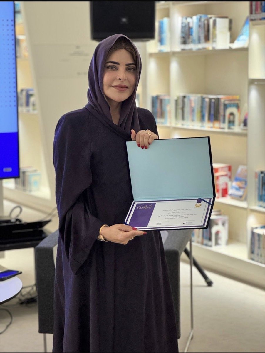 writerzainab000's tweet photo. في ليلة مضيئة بنجومها في مكتبة #إثراء بالطهران 
وبدعوة من #الشريك_الأدبي @wrqaa10 كنت على موعد مع جمهور مثقف أنيق نتحاور حول الإنسان المعاد نشرة :الذات بين الواقع والفضاء الرقمي #رواية #على_كف_رتويت  انموذج ، حيث لا تبدو وسائل التواصل مجرد تطبيقات، بل تتحول إلى مرآة نفسية واجتماعية تعيد تشكيل الإنسان من الداخل. الرواية لا تناقش التقنية بوصفها أدوات، بل بوصفها بيئة جديدة يعيش فيها الإنسان قلقه، وحدته، ورغبته العميقة في أن يُرى.
لقد غيّرت وسائل التواصل مفهوم الإنسان من "أن يعيش اللحظة" إلى "أن يعرضها"  ففي الرواية، لم تعد القهوة تُشرب بهدوء، ولا السفر يُعاش بعمقه، ولا الحزن يُبكى بصمت،  كل شيء أصبح مشروع صورة أو تغريدة أو "ستوري"، الإنسان المعاصر في الرواية لا يسأل نفسه: "هل أنا سعيد؟"  ولكن  يسأل: "هل بدا ذلك مقنعاً للآخرين؟" . وكأن التجربة لم تعد تكتمل إلا حين تمر عبر شاشة، وتحصل على اعتراف رقمي بوجودها. فالرواية تكشف هشاشتنا بوضوح. الشخصيات تصنع نسخاً محسّنة من ذواتها،  نسخة تعرف متى تبتسم، ماذا تنشر، وكيف تبدو مثقفة أو سعيدة أو متزنة، لكن خلف هذه الحسابات تقف ذوات مرتبكة ومتعبة، الرواية تطرح سؤالاً  مؤلماً : هل نحن فعلاً  كما نبدو في حساباتنا، أم أننا أصبحنا ممثلين محترفين في مسرح رقمي كبير؟