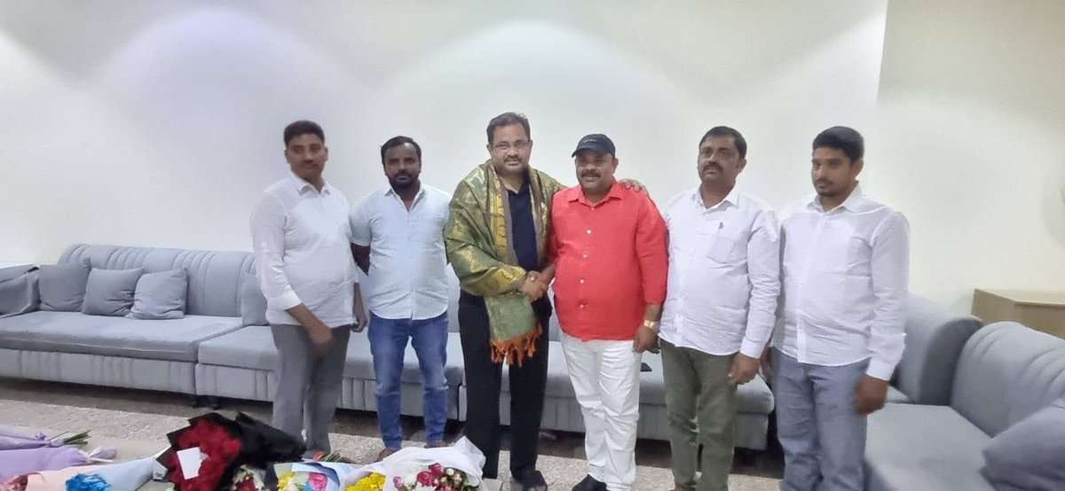 HelpingHandsJSP's tweet photo. TDP రాజంపేట పార్లమెంట్ ఇంచార్జ్ శ్రీ #సుగువాసి #ప్రసాద్ #బాబు గారు #కువైట్ విచ్చేసిన సందర్భంగా మర్యాదపూర్వకoగా కలసిన వీరబల్లి &amp; రాజంపేట జనసేన నాయకులు  గుగ్గిళ్ళ  నాగార్జున గారు
గల్ఫ్ జనసేన పార్టీ - కువైట్   జనసేన నాయకులు గంగారపు చంద్రశేఖర్ గారు . @sugavasi_prasad  💐💐🙏🙏🤝🤝 https://t.co/SESQBLJNx2