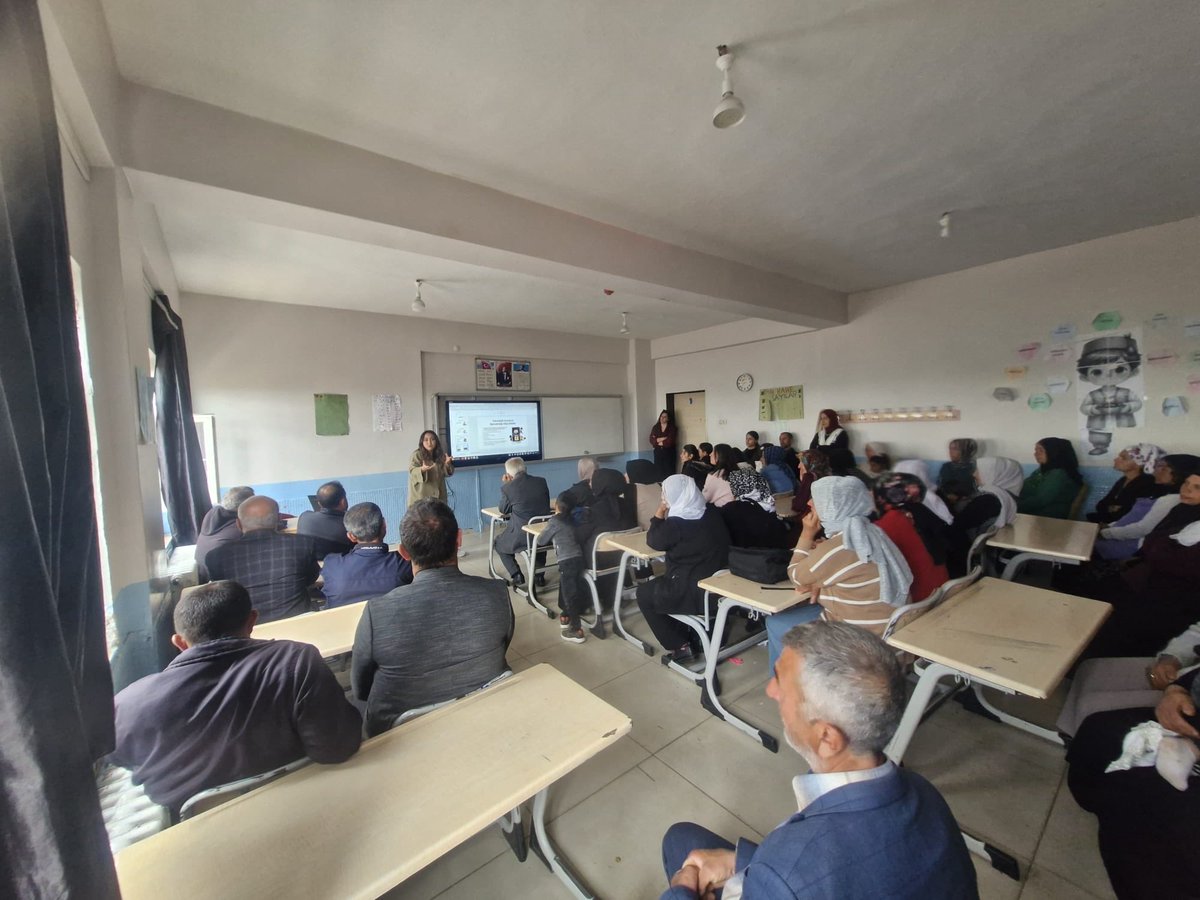 midyatram's tweet photo. Mardin Valiliği öncülüğünde yürütülen “Bağımsız Birey Güçlü Mardin” projesi kapsamında kurumumuz Psikolojik Danışmanı Sümeyye IŞIK tarafından Şehit Kadri Ağırman Ortaokulu velilerine yönelik bilinçli teknoloji kullanımı konulu seminer çalışması gerçekleştirildi. https://t.co/DNlxxDmVeZ