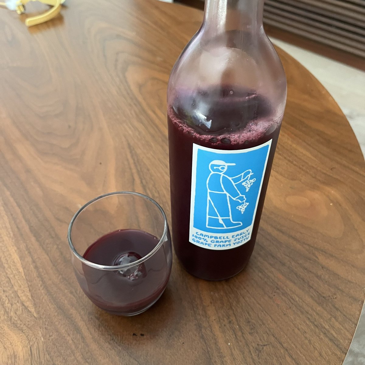R310chin's tweet photo. 今朝、与重ぶどう園さんのぶどうジュース🍇を飲んだのですが…

ビックリ😳

口に入れた瞬間に広がる、ぶどうの芳醇な旨みがすごい‼️
私のぶどうジュース観が、完全に覆りました✨

このうまさを正確に伝える術をもたない私に言えることは一つです。

うまあああああああああい‼️😍
#与重ぶどう園 https://t.co/osbwmJWOs0