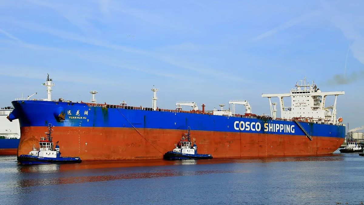 MarioNawfal's tweet photo. 🇨🇳 A Chinese-flagged oil tanker just sailed through the Strait of Hormuz, past the U.S. Navy blockade line, and nobody stopped it.

The YUAN HUA HU crossed using Iran's designated route and is now heading to Zhoushan, China. 

Why it matters: intercepting a Chinese-flagged vessel carrying Chinese cargo would be an act of war against China, not Iran. 

And Trump did not want to cause a scene while he was visiting Xi in Beijing. 

Source: @MenchOsint