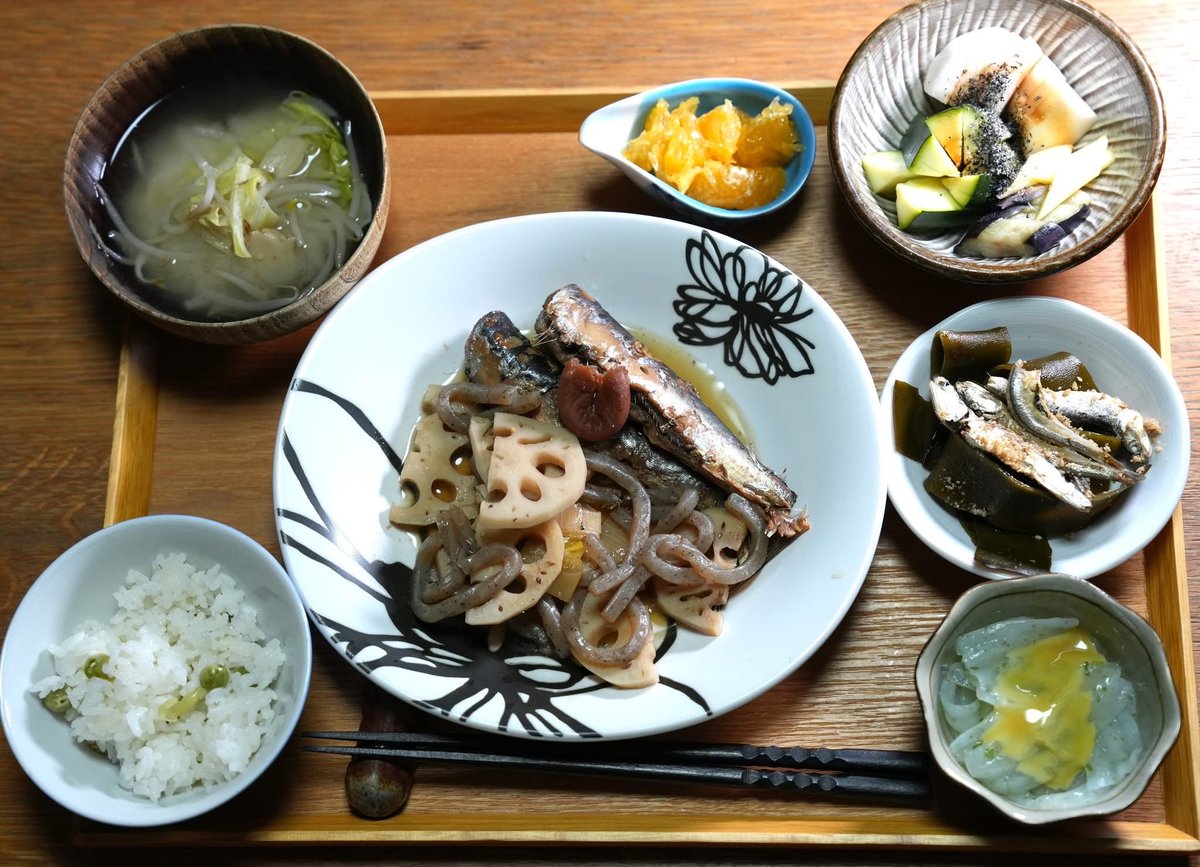adf_marica's tweet photo. 【昨日の夜ごはん献立】

先週買った山椒の実をたっぷり入れて

#イワシの有馬煮
　（レンコン、こんにゃく）
▪️青豆ごはん
▪️おみそ汁
　（もやし、エリンギ、レタス）
▫️刺身こんにゃく
▫️ぬか漬け
　（ズッキーニ、セロリ、ナス）
🍊甘夏

#おうちごはん 
#和食 
#だしソムリエ 
#dashi https://t.co/sXkmkyFZqD