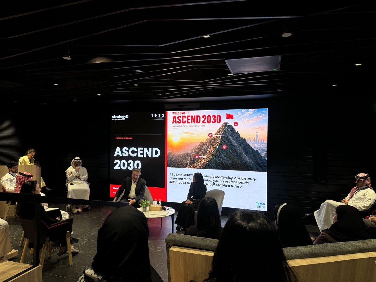 Alamrah_design's tweet photo. تشرفت بدعوه للمشاركة في ASCEND 2030، أول ورشة عمل حضوريه لفريق مشروع 1932 @Project1932 بالتعاون مع Strategy&amp; Middle East

كانت تجربة ملهمة ومختلفة، مليئة بالنقاشات عن القيادة، النمو الشخصي، وصناعة الأثر، والأجمل التعرف على أشخاص طموحين يشاركون نفس الشغف تجاه المستقبل والتغيير. https://t.co/qJRvoCdqGs