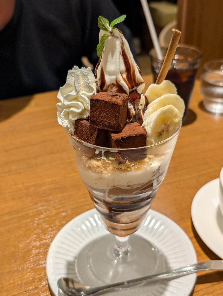 SnowCat_DS's tweet photo. 久しぶりの投稿です✨

頑張ってる自分へたまにはご褒美がほしい！と思って食べに来ちゃいました❤️

先日までは療養に専念してましたが来週から頑張ろうと思います❗️

#よつ葉カフェ #パンケーキ #パフェ #癒しの時間 #食べすぎた https://t.co/5up06l6nz5