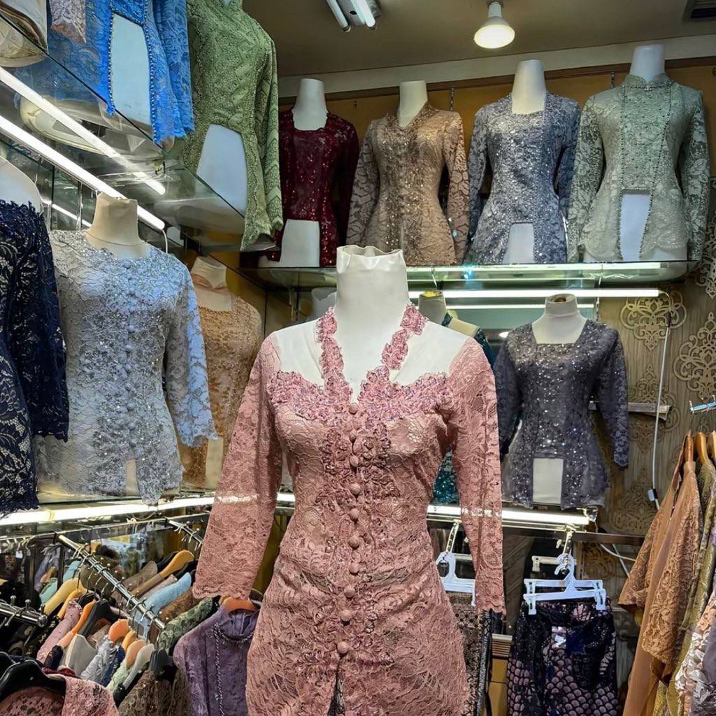 lounoiree's tweet photo. MAKASIH BANGET 😭😭 shakila collection udah punya kebaya seharga 150ribuan ini, tidak denganmu mungkin akan sewa kebaya wisuda 500k sekali pake itu😭😭 https://t.co/977A0F1IrN