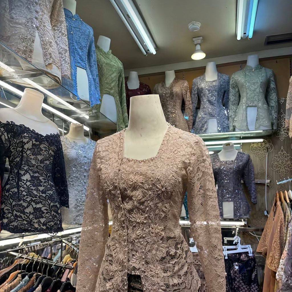 lounoiree's tweet photo. MAKASIH BANGET 😭😭 shakila collection udah punya kebaya seharga 150ribuan ini, tidak denganmu mungkin akan sewa kebaya wisuda 500k sekali pake itu😭😭 https://t.co/977A0F1IrN