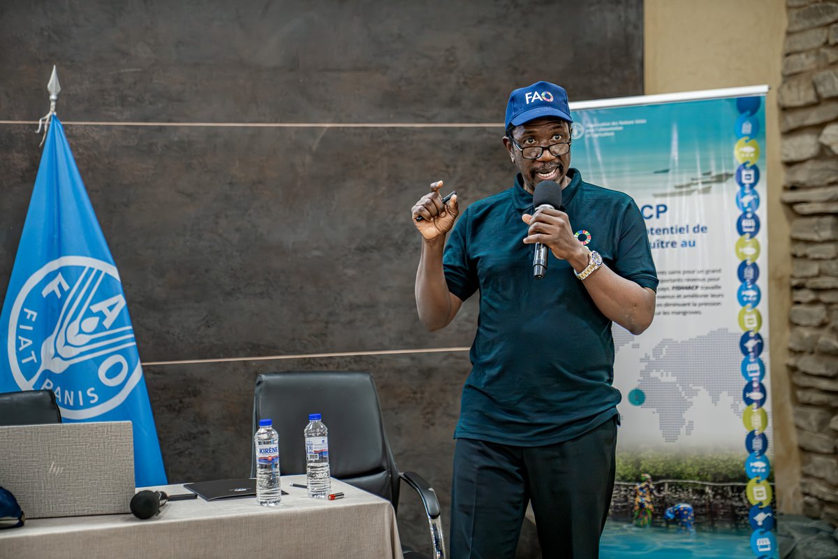 FAOWestAfrica's tweet photo. Au cœur de la retraite #ONEFAO Sénégal, Djibril Drame distingué Employé de l’année – Programme SFW 🎉 Une fierté collective pour les équipes du bureau sous-régional de la FAO pour l'Afrique de l'Ouest et de @FAOSenegal qui saluent son impact au quotidien 🙌 https://t.co/a0L4LbFJT0