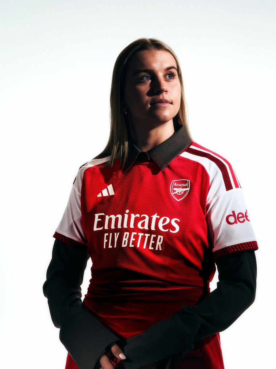 FansTribeHQ's tweet photo. 🔴👚 Arsenal's new home kit for the 2026/27 season. Rate it on a scale of 1-10

#arsenal #COYG #AFC https://t.co/FYL0weYfkw