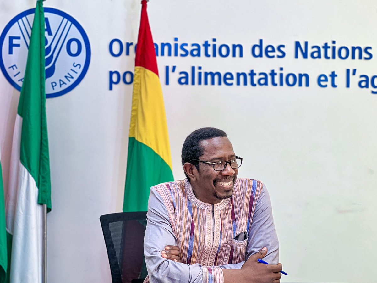 FAOWestAfrica's tweet photo. Au cœur de la retraite #ONEFAO Sénégal, Djibril Drame distingué Employé de l’année – Programme SFW 🎉 Une fierté collective pour les équipes du bureau sous-régional de la FAO pour l'Afrique de l'Ouest et de @FAOSenegal qui saluent son impact au quotidien 🙌 https://t.co/a0L4LbFJT0
