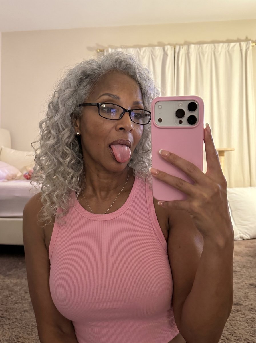 hotwifegloria tweet media