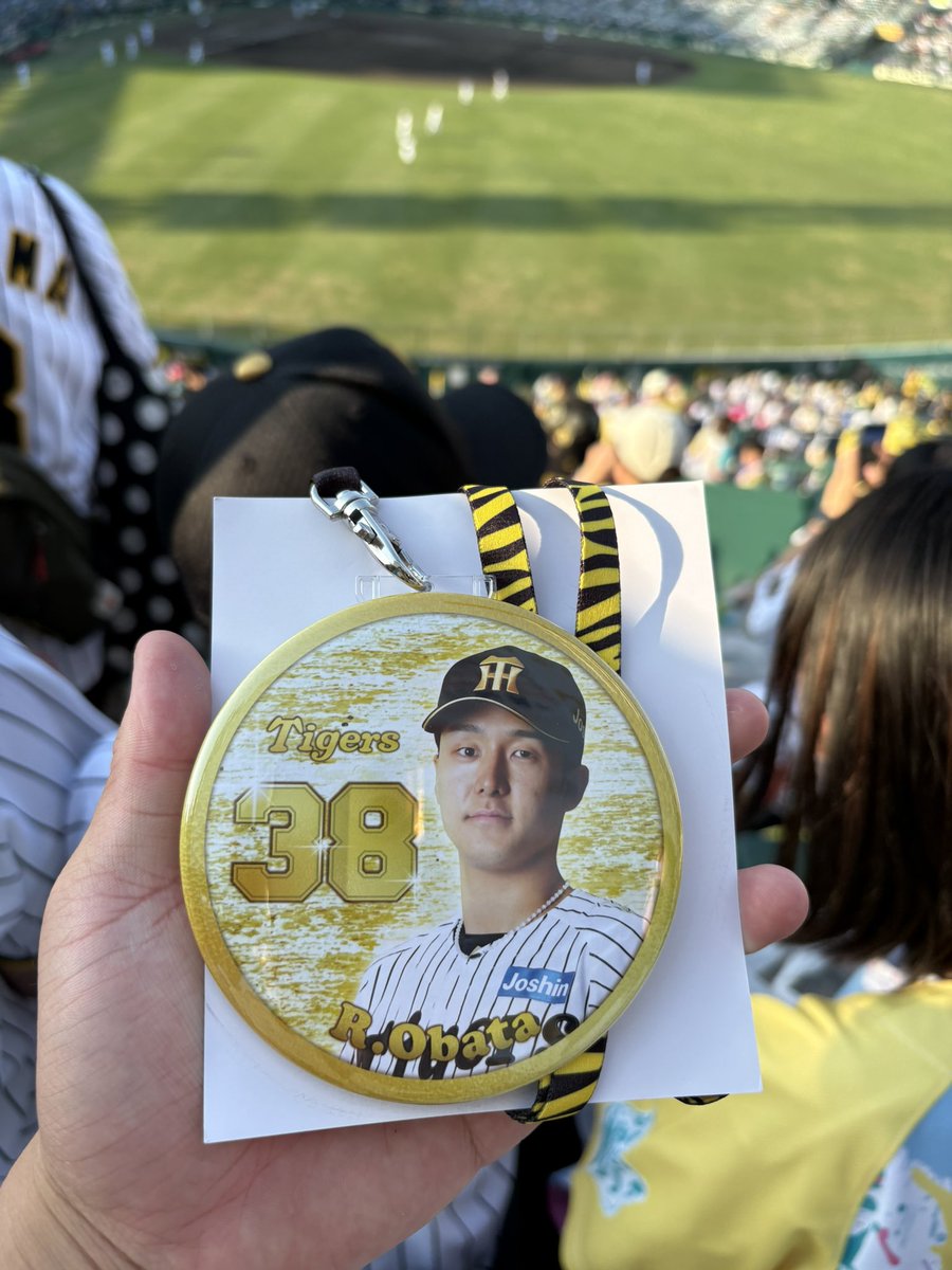 Character_2025's tweet photo. 阪神タイガース交換希望
ネックストラップ付 缶バッジ

求：相談お願いします！
譲：小幡

※本日現地です！

 #阪神タイガース  #交換希望
 #小幡竜平 https://t.co/FUeuliomp3