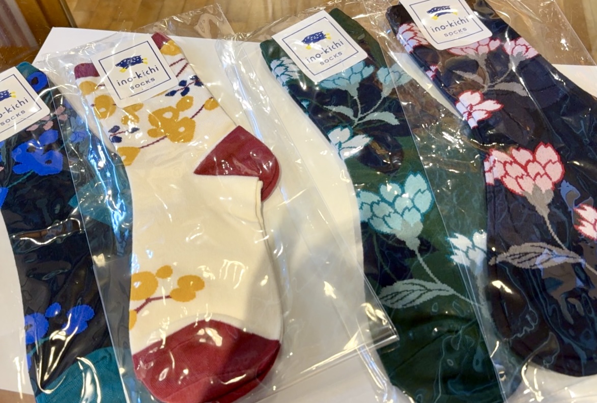 izurashop's tweet photo. 【斎藤清のパリ そして日本】
●亥之吉靴下
前回好評だった靴下を本展でも販売しています。
日本一の靴下の産地・奈良県大和高田市の工場で一足一足丁寧に作られています。
足元からパッと華やぐデザインは、スニーカーやパンプスと合わせてもOKです！
＃五浦美術館　＃靴下 https://t.co/nxuJMUtFRB