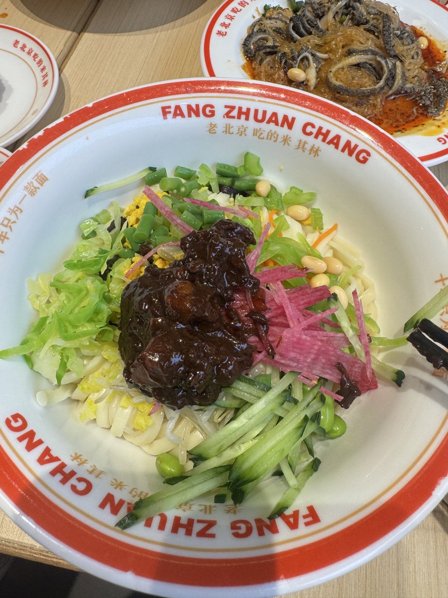 Susie77477's tweet photo. 吃到了英伟达老板黄仁勋同款北京地道小吃哈哈哈哈哈哈哈 
真会吃诶！方砖厂！炸酱面还可以续😋
#beijing #英伟达 https://t.co/ZD0xJltmX1