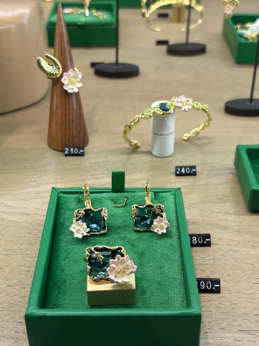MYBUSINFO's tweet photo. 春らしいアクセサリーを見つけましたのでご紹介します。「Les Nereides （レネレイド）」ギリシャ神話に登場するネレ神の娘たちに由来します。アクセサリーは手作り。お勧めはモネの没後100年を記念した睡蓮とコクリコのコレクション。ご興味のある方は是非立ち寄ってみてくださいね。 https://t.co/iL0Du6JD3D