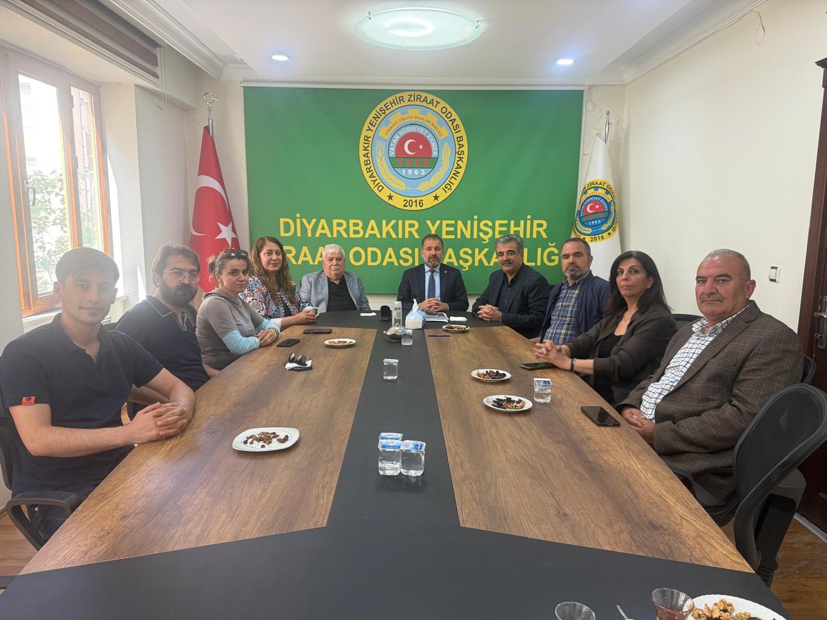Yenisehirbldi21's tweet photo. Eşbaşkanlarımızdan Çiftçiler Günü Ziyareti

👥️️Eşbaşkanlarımız Safiye Akdağ ve Mehmet Ergün, 14 Mayıs Dünya Çiftçiler Günü kapsamında Yenişehir Ziraat Odasını ziyaret ederek çiftçilerin gününü kutladı. Ziyarette Diyarbakır Büyükşehir Belediyesi Eşbaşkanı Serra Bucak ve meclis üyelerimiz de yer aldı.

✅️Ziraat Odası Başkanı Süleyman İskenderoğlu, çiftçilerin yaşadığı ekonomik sorunları, üretim süreçlerinde karşılaştıkları zorlukları ve üreticilerin taleplerini Eşbaşkanlara aktardı.

📌Eşbaşkanlarımız ise kırsal üretimin desteklenmesinin, çiftçilerin emeğinin korunmasının ve yerel üretimin güçlendirilmesinin önemli olduğunu belirterek üreticilerle dayanışma içinde çalışmalar yürütmeye devam edeceklerini ifade etti.

⬇️⬇️

Hemşaredaranê ma ra Zîyaretê Seba Roja Citkaran

👥️️Hemşaredarê ma Safîye Akdag û Mehmet Ergun, çarçewaya 14ê Gulane Roja Citkaranê Dinya de Odaya Ziretî ya Yenîşehîrî zîyaret kerd û roja citkaran fîraz kerd. Zîyaretî de Hemşaredara Şaredarîya Amedî ya Şaristanê Girdî Serra Bucak û endamê meclîsê ma zî amade bîyê.

✅️Serekê Odaya Zîretî Suleyman Îskenderoglu, meseleyê ekonomîkî yê citkaran, zehmetîyê ke wextê berhemardişî de vejîyenê vernîya înan û waştişê berardoxan pêşkêşê Hemşaredaran kerd.
Hemşaredaranê ma zî vat ke "Paştîdayîşê berardişê dewan, pawitişê keda citkaran û xurtkerdişê berardişanê herêmî zaf muhîm o."

📌Hemşaredaran da zanayene ke ê do bi zîhnîyetê dayanîşmê piştîpêdayîşê xebatanê xo citkaran reyde bidomnê.

#yenişehirbelediyesi
#eşbaşkanlarımızziraatodasıziyareti