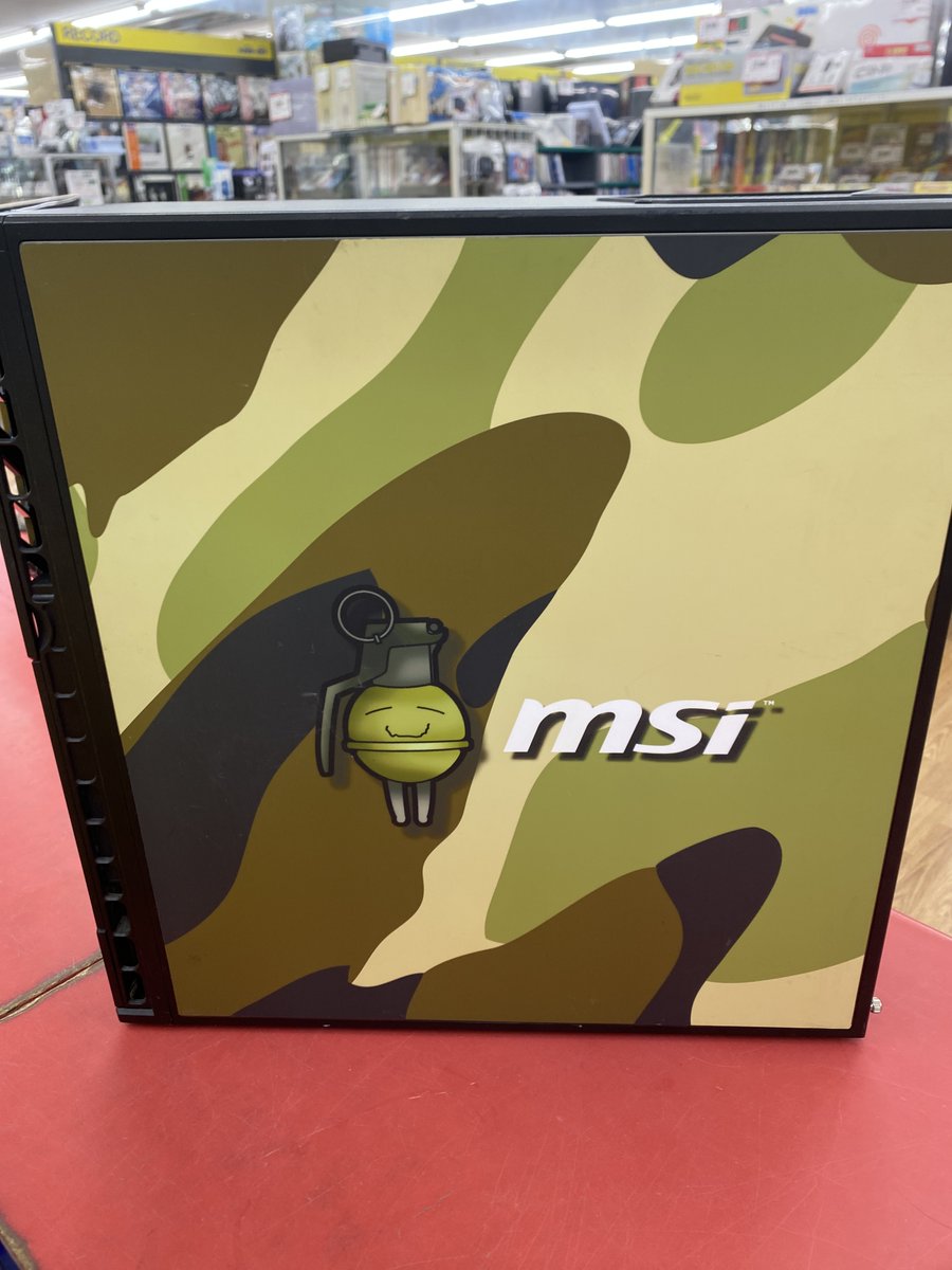 hardtsuyama's tweet photo. 名機P183をベースにした限定100台のコラボモデル**『Antec P183-MSI』**が店頭にやってきました！

当時のオリジナルキャラクター「ミリタリー少女アイ子ちゃん」とお供の「ボムぞー」が描かれた、ミリタリー感満載の静音ケースです。 https://t.co/DCBZbG6sdj
