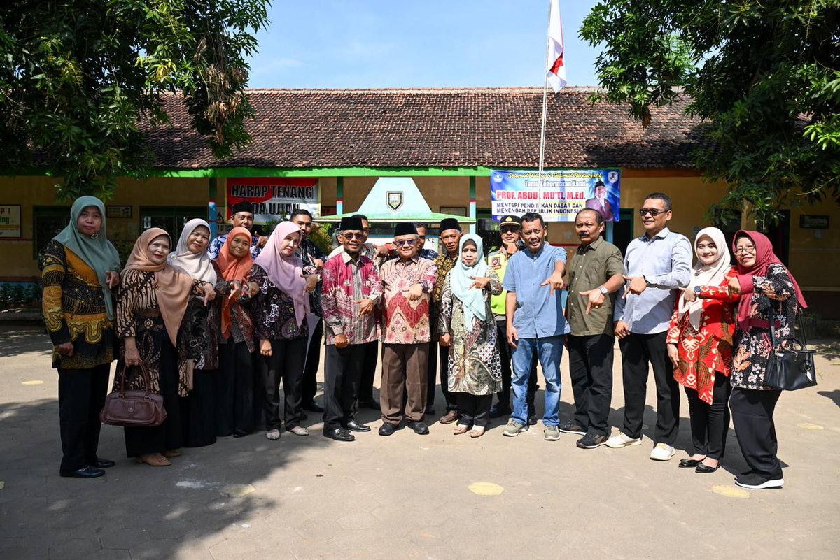 RadioElshinta's tweet photo. 22 Tahun Menempuh Perjalanan Lintas Kabupaten, Guru SD Di Kudus Berharap Bisa Mengajar Lebih Dekat Dari Rumah. 

KUDUS — Langit masih gelap ketika Sitimah mulai menyalakan sepeda motornya dari rumah sederhana di Kabupaten Boyolali, Jawa Tengah. Seusai salat subuh, perempuan itu langsung bersiap menempuh perjalanan panjang menuju SD Negeri 7 Getassrabi, Kabupaten Kudus, tempat ia mengajar selama lebih dari dua dekade. 

Perjalanan pulang-pergi lintas kabupaten itu bukan perkara singkat. Setiap hari, Sitimah harus menghabiskan sekitar empat jam di jalan demi bisa berdiri di depan kelas dan mengajari anak-anak membaca serta menulis. 

“Pagi berangkat habis subuh. Pulang setelah dzuhur dan sampai rumah sekitar jam empat sore,” tutur Sitimah. 

Rutinitas itu sudah dijalani bertahun-tahun. Di usianya yang tak lagi muda, medan perjalanan dan kondisi fisik mulai menjadi tantangan tersendiri. Namun bagi Sitimah, profesi guru bukan sekadar pekerjaan. 

“Kalau saya melanggar sumpah pegawai, saya merasa punya beban mental,” ucapnya pelan. 

Bertahan dari Gaji Rp50 Ribu
Kisah Sitimah menjadi gambaran nyata perjuangan guru di daerah yang tetap mengajar di tengah keterbatasan. 

Ia mulai mengajar pada 2004 sebagai guru honorer atau Wiyata Bakti. Saat itu, honor yang diterimanya jauh dari cukup. 

“Dua tahun pertama saya cuma menerima Rp50 ribu per bulan. Tahun 2008 sampai 2010 naik jadi Rp220 ribu,” kenangnya. 

Harapan baru datang ketika pemerintah membuka formasi CPNS pada 2010. Setahun kemudian, Sitimah resmi diangkat menjadi CPNS dan ditempatkan di SDN 7 Getassrabi, Kudus. 

Di sekolah itu, ia dipercaya menjadi wali kelas 1—fase penting bagi anak-anak yang baru mengenal dunia sekolah dasar. 

Menurut Sitimah, mengajar murid kelas 1 membutuhkan kesabaran ekstra. Banyak anak masih kesulitan membaca dan menulis karena berada dalam masa transisi dari PAUD ke sekolah dasar. 

Karena itu, selepas jam pelajaran selesai, ia kerap meluangkan waktu tambahan untuk mendampingi murid yang tertinggal. 

“Saya mengulang pelajaran membaca dan membantu anak-anak yang belum selesai menulis. Tapi sebelumnya saya izin dulu ke orang tua,” katanya. 

Pendampingan itu dilakukan secara sukarela tanpa biaya tambahan. 

Bagi Sitimah, keberhasilan guru bukan hanya soal nilai rapor, tetapi memastikan tidak ada anak yang tertinggal dalam belajar. 

Tunjangan Cair Bulanan, Bisa Bantu Anak Yatim
Di tengah pengabdiannya, Sitimah mengaku bersyukur karena kesejahteraan guru mulai mendapat perhatian lebih baik dari pemerintah. 

Salah satunya melalui kebijakan penyaluran tunjangan profesi guru langsung setiap bulan sesuai Permendikdasmen Nomor 10 Tahun 2026. 

“Sebelumnya cair tiga bulan sekali. Sekarang tiap bulan sesuai gaji pokok,” ujarnya sambil tersenyum. 

Tambahan penghasilan itu tak hanya membantu kebutuhan keluarganya, tetapi juga membuatnya bisa berbagi kepada sesama. 

Ia rutin menyantuni anak yatim, membantu warga kurang mampu, hingga meringankan kebutuhan murid-murid dari keluarga prasejahtera. 

“Alhamdulillah bisa bantu anak yatim, ikut kurban di kampung, kadang juga membantu murid yang benar-benar kesulitan ekonomi,” katanya. 

Berharap Bisa Mengajar Lebih Dekat
Meski tetap menjalani pekerjaannya dengan penuh semangat, Sitimah kini berharap dapat mengajar lebih dekat dari rumah karena faktor usia dan kesehatan. 

Ia mengaku sudah dua kali mengajukan mutasi, namun belum terealisasi karena sekolah tempatnya mengajar masih kekurangan guru. 

“Kalau bisa ingin pindah lebih dekat karena kondisi kesehatan dan usia,” ujarnya lirih. 

Harapan itu kembali muncul ketika Menteri Pendidikan Dasar dan Menengah Abdul Mu’ti mendengar langsung kisah perjuangannya saat kunjungan kerja di Kudus. 

Di hadapan jajaran pemerintah daerah, Abdul Mu’ti meminta persoalan tersebut segera dicarikan solusi. 

“Kalau ada sekolah yang siap menerima, dilepas saja. Kasihan terlalu jauh,” kata Abdul Mu’ti kepada perwakilan Dinas Pendidikan. 

Pemerintah sendiri telah menerbitkan Permendikdasmen Nomor 1 Tahun 2025 tentang Redistribusi Guru ASN sebagai upaya pemerataan kebutuhan guru dan penataan yang lebih manusiawi bagi tenaga pendidik. 

Namun bagi Sitimah, apa pun hasilnya nanti, mengajar tetap menjadi jalan pengabdian yang sudah ia pilih sejak lama. 

Sebab bagi dirinya, menjadi guru bukan soal seberapa jauh perjalanan yang ditempuh, melainkan tentang ketulusan untuk tetap hadir demi masa depan anak-anak Indonesia. (Red) 
(Sumber Foto: Humas Kemendikdasmen) 
@Kemdikdasmen