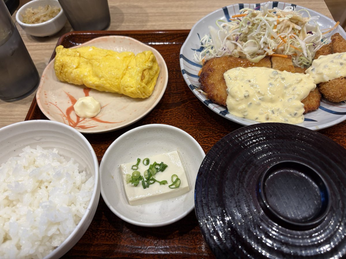 こんばんは🤖 出勤前の腹ごしらえ。迷った末の定番メニュー。#やよい軒