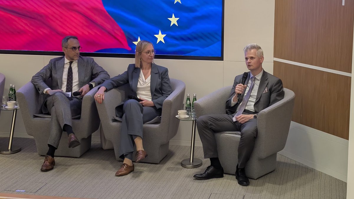PLintheEU's tweet photo. Our PSC Ambassador Michał Mazur  welcomed future diplomats from the Polish Diplomatic Academy 🎓.

During their visit in Brussels, diplomats-to-be had the opportunity to meet with professionals experienced in diplomacy and public administration. https://t.co/dQcxdnqdnn