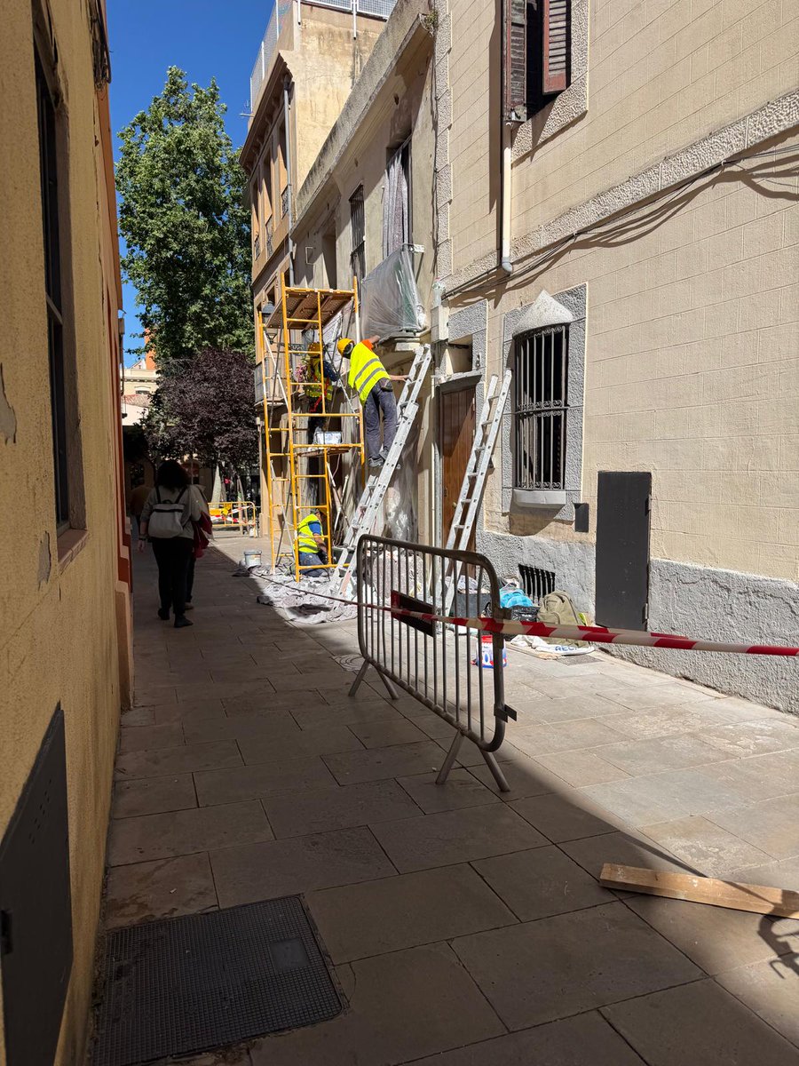 ReformasBLC's tweet photo. Saneamiento y pintura integral de fachada para recuperar seguridad, estética y durabilidad. Trabajo ejecutado en plazo, con un acabado renovado que mejora la imagen y el valor del edificio. #fachadabcn https://t.co/3Ib783D2D0
