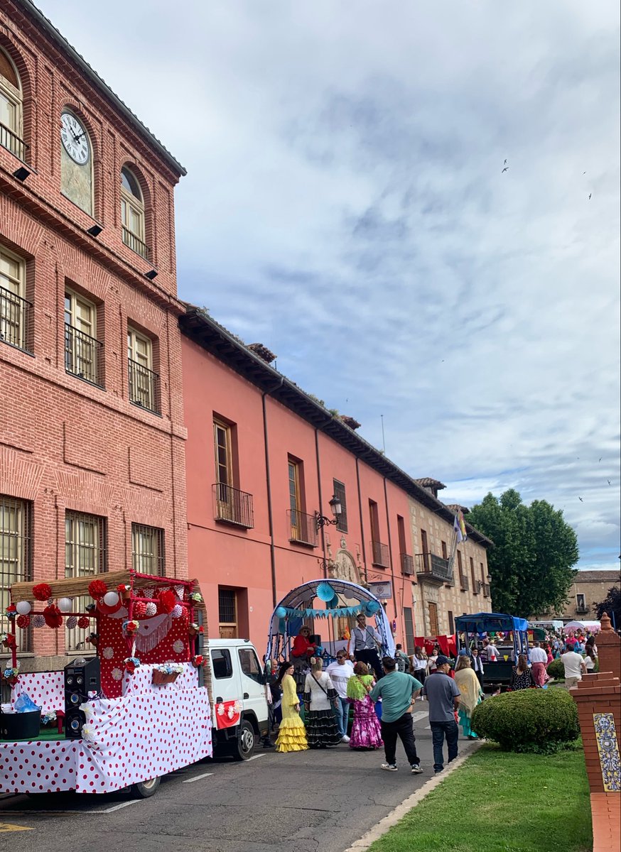 RTVEclm's tweet photo. La talaverana Plaza del Pan y alrededores, acogen ya muchas de las carrozas que participarán, este mediodía, en el GranDesfile de #SanIsidro. Como novedad, este año esperará la llegada del cortejo, en la Ermita, una imagen de  Santa María de la Cabeza, esposa del santo labrador. https://t.co/5r6OQHapIr