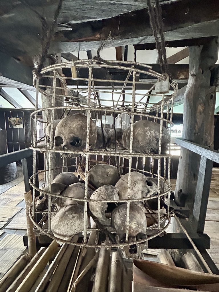 reiniervanloo's tweet photo. De koppensnellers van Borneo. Na een rooftocht door het strijdersvolk Bidayuh, hakten ze het hoofd eraf en rookten het. In het skull house werden bijeenkomsten en vieringen gedaan. Tot circa 1880 komt dit regelmatig voor. Huivering wekkend #sarawak #annahrais #bidayuh #headhunter https://t.co/a4Lu6Q2YoE