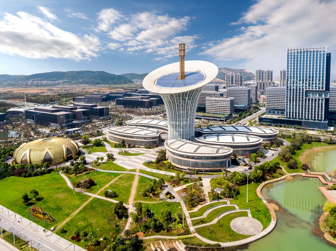 OpticsValleyCN's tweet photo. How did an #OpticalFiber thinner than a hair turn OVC into an industrial powerhouse? π‘
Over the past 50 years, #OVCEnterprises like CICT, HGTECH and YOFC have driven innovation forward. Now the valley is home to 16 listed #optoelectronics firms and 16,000+ companies. #OVCIndustry