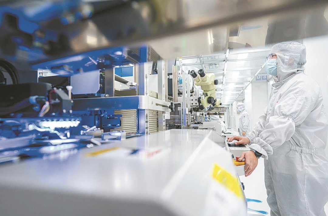 OpticsValleyCN's tweet photo. How did an #OpticalFiber thinner than a hair turn OVC into an industrial powerhouse? π‘
Over the past 50 years, #OVCEnterprises like CICT, HGTECH and YOFC have driven innovation forward. Now the valley is home to 16 listed #optoelectronics firms and 16,000+ companies. #OVCIndustry