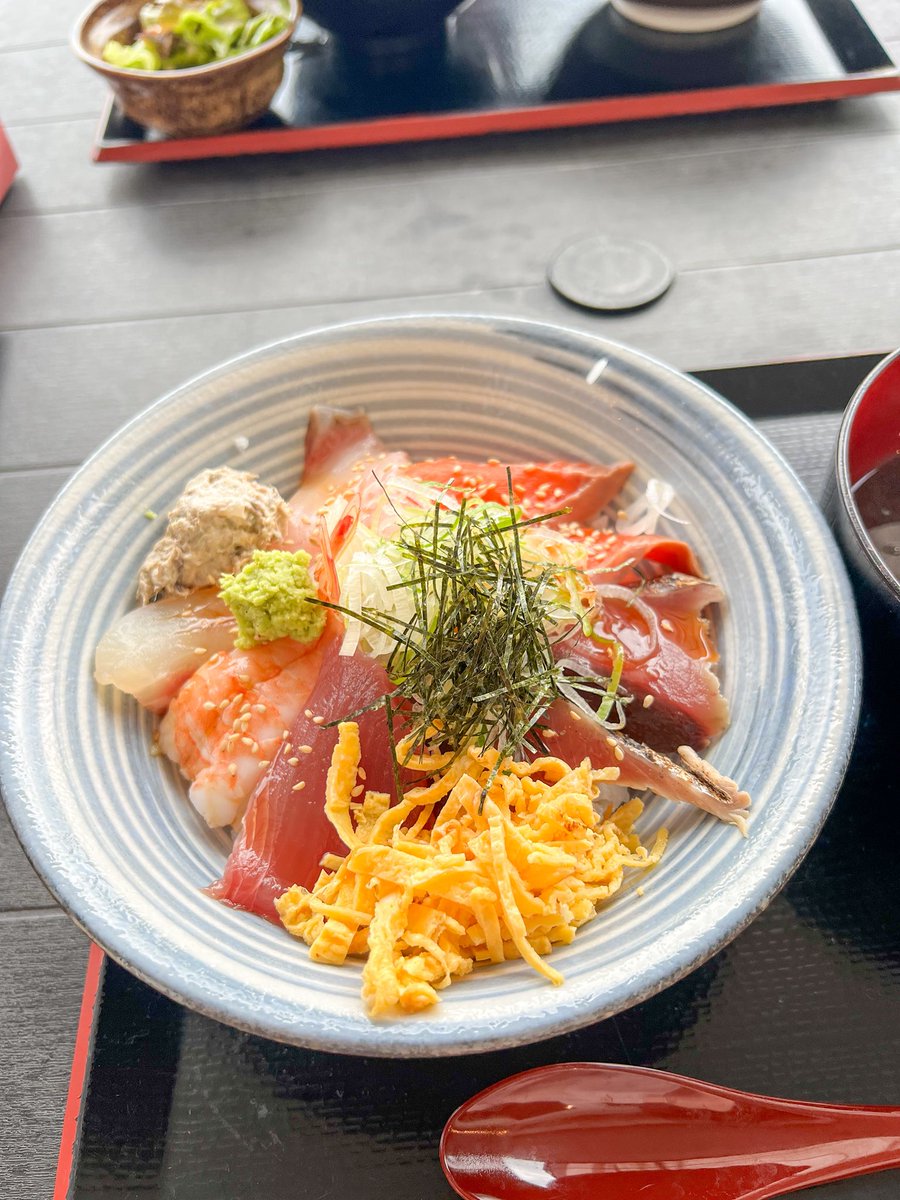 rin5_mgmg's tweet photo. 徳島駅から歩いて15分くらいのところで、めっちゃ安い海鮮丼のお店に出会った…！
写真の海鮮丼は¥1180でネタもしっかり厚くて食べ応え抜群◎

珍しいネタを使っていたり映えたりするわけじゃないので観光客ウケはそんなに…かもしれませんが、地元民だったら月に何度も通いたくなるコスパの良さ！ https://t.co/rCPzPLjxIO