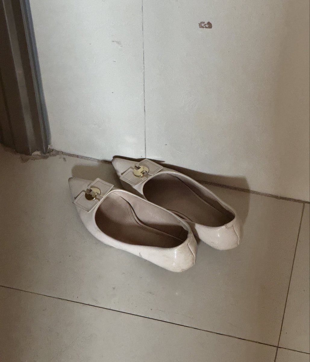 ivknawf's tweet photo. 两个小区楼道全都没监控 这鞋柜还都是小皮鞋 但没袜子 这个高跟鞋是���的臭 #打胶 #扫楼 #高跟鞋 #小皮鞋 https://t.co/ek4FdTzsok