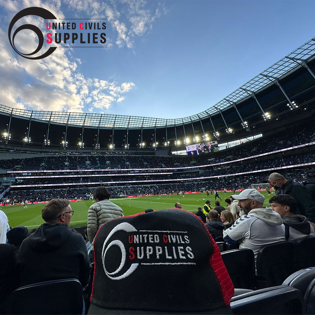 UnitedCivils's tweet photo. ⚽🧢 United Civils Supplies spotted at @SpursOfficial  vs @LUFC 

Thanks to the Leeds fan who sent us this photo wearing one of our hats at the game 👏

Great seeing our brand getting noticed all over the UK.

#Football #Drainage #Merchant #Leeds #spurs https://t.co/Q2EA5wqyko