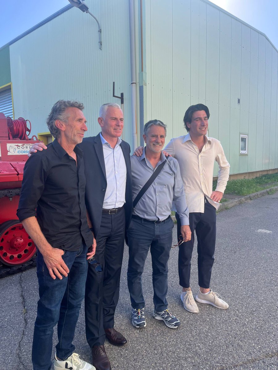 GregoryAllione's tweet photo. Ils ont compris que la prévention coûte 100 fois moins cher que la reconstruction (j'abuse à peine).

Cette semaine, j'ai eu l'opportunité de rencontrer l'association U Sbirru. Un projet corse, porté en grande partie par des anciens sapeurs-pompiers. Des hommes qui ont connu le feu, qui l'ont combattu, et qui en sont arrivés à une conviction simple : on ne gagnera pas seulement avec des bombardiers d'eau et des camions citerne.

On gagnera aussi et surtout en aménageant le paysage pour qu'il devienne lui-même un rempart. Car la prévention et l'intervention se complètent. L'une sans l'autre est vouée à l'échec. Les meilleurs pompiers du monde ne suffiront pas si le territoire n'est pas préparé ; et le territoire le mieux aménagé aura toujours besoin de femmes et d'hommes prêts à intervenir quand le feu prend.

Ils appellent ça le pyropaysage. C'est concret : du pastoralisme qui entretient les sous-bois, de l'agroforesterie qui maintient des coupures naturelles, une cartographie fine de l'aléa feu massif par massif, un travail patient avec les habitants et les agriculteurs. Autant de leviers qui, le jour venu, permettent aux pompiers d'arriver plus vite, d'intervenir plus efficacement, et de protéger plus sûrement.

L'inverse du grand plan technocratique déconnecté. Le retour au savoir-faire historique, croisé avec la science contemporaine et nourri d'idées venues d'ailleurs en Europe.

Sur leur vallée corse, ils font ce que toute l'Europe méditerranéenne pourrait faire : penser la prévention et l'intervention comme les deux faces d'une même stratégie.

Je porterai ce modèle à Bruxelles et à Strasbourg. Parce qu'une vallée pilote telle que celle-ci, ça peut devenir demain une méthode européenne.

Merci à toute l'équipe d'U Sbirru.

Continuons !