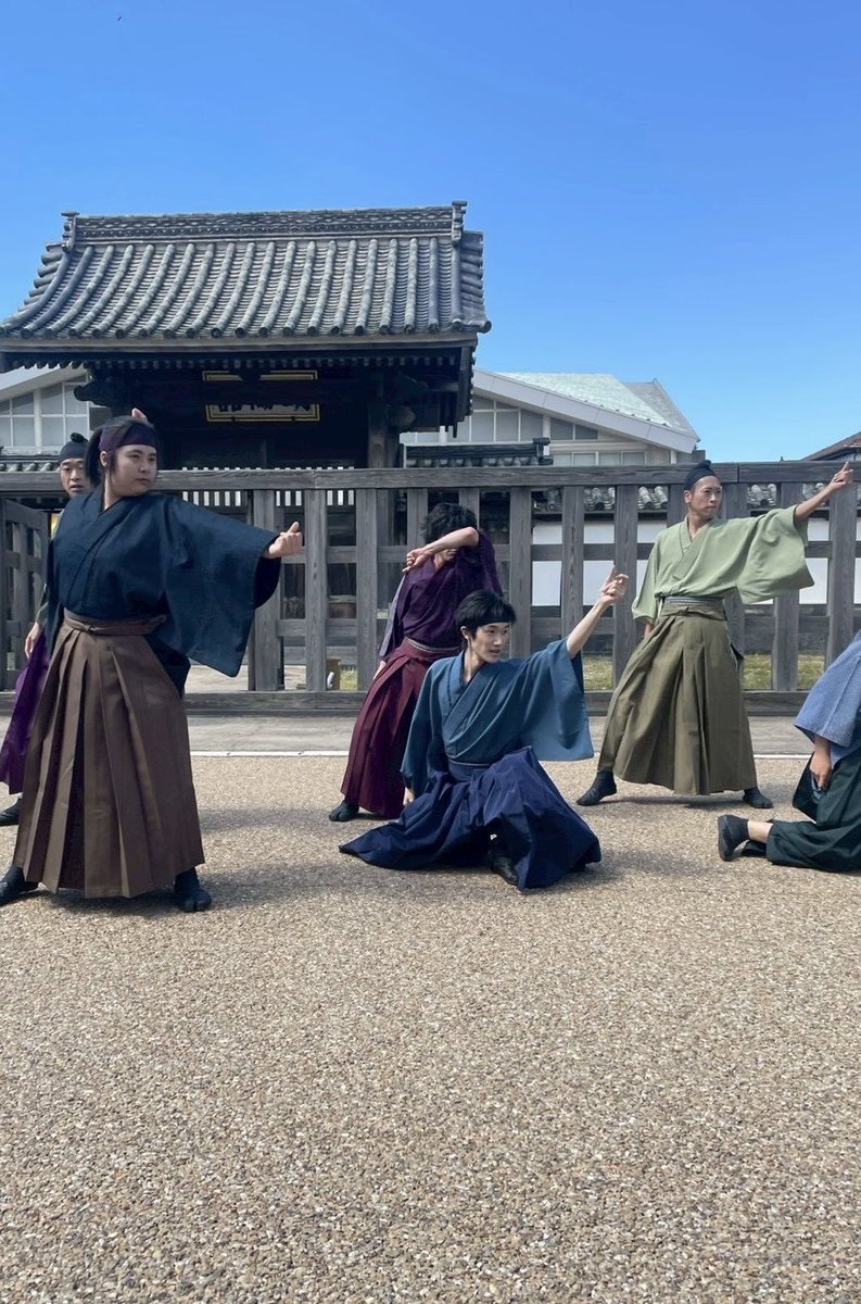 SHOWIN_Will's tweet photo. 5/6(水・振休）は新生『萩SHOWIN隊＆萩TSUBAKI娘』の歴史パフォーマンスをご披露いたしました‼︎
世界文化遺産登録の5つの資産をご紹介し､新キャストも威風堂々❗️萩明倫学舎・南門前でますますブラッシュアップした舞台を繰り広げました♪GW最終日にもかかわらず、応援いただいた多くの皆様に感謝‼️ https://t.co/tLTyWpWbR1