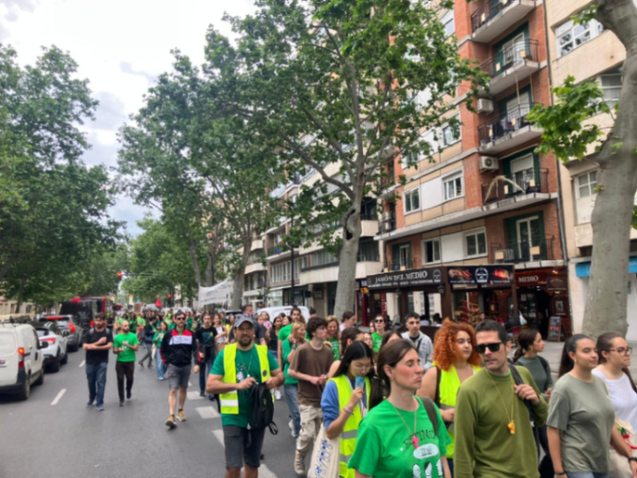 La_Directa's tweet photo. Les columnes de professorat recorren València fins a la plaça de Sant Agustí, punt d'inici de la manifestació educativa en la cinquena jornada de vaga indefinida https://t.co/4bCoR76RUz https://t.co/1dwqhLUJvK