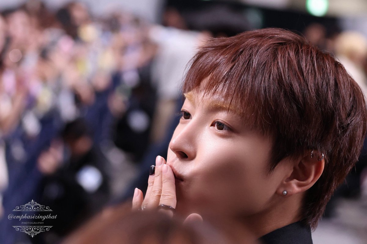emphasizingthat's tweet photo. 260515 パパラッチ会 도쿄

A tiny squirrel's flying kiss 🐿️😘

#ATEEZ #에이티즈 #HONGJOONG #홍중  #ホンジュン https://t.co/g9EGDkY6kQ