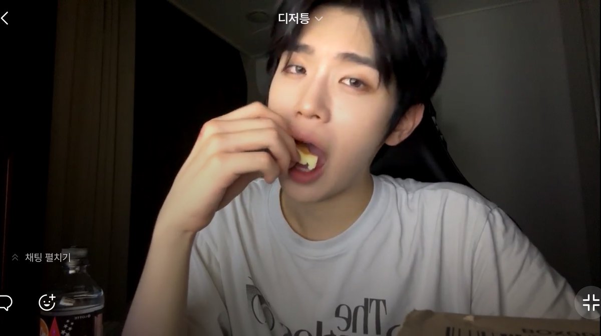 m2yours's tweet photo. 뭐지 태래가 라이브를 키더니 서울우유카이막모찌볼을  맛있당💕 하면서 엄청 열심히먹음 ㅅㅂ  뚱양 뚱개 핫데뷔ㅜㅜ https://t.co/lMGqZu5zsp