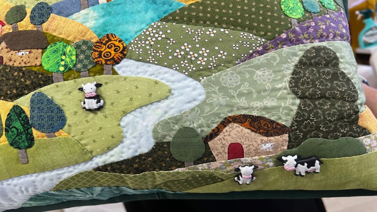 QueSeCose's tweet photo. NUEVO #COJIN DE JULIA EN CLASES DE #PATCHWORK DE QUESECOSE

Y aquí estamos con un nuevo trabajo de nuestra alumna Julia .

En esta ocasión se trata de un precioso cojín, regalo para su cuñada Ana, al que no le falta detalle.

Una bonita escena campestre a la que no le falta detalle, montañas, árboles, granjas… y hasta unas divertidas vacas pastando.

Esta realizado totalmente a mano, con la técnica de “apliquick”, salvo por el amanecer, en el que se ha ayudado de técnicas de pintura para realzar todo el trabajo.

Bajo la supervisión de Arantxa, su profe en QueSeCose, Julia ha acolchado  🪡 a mano todo el trabajo.
El resultado salta a la vista. ¡¡Gran trabajo Julia!! 👏👏

#Aplicaciones #Labores #Coser #HechoaMano #HandMade #Telas #Cursos #DIY