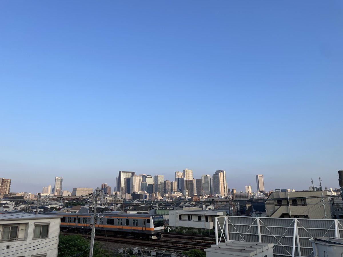 tera_house_n's tweet photo. #今日の授業

一週間が終わりを迎える頃、少し疲れた身体は癒しを求めている😁　そんな時には屋上に上がって新宿のビル街を見ながら黄昏てみる🤠　一瞬で #リフレッシュ完了 できる景色がそこにあります🤗　四季折々の顔

＃車両整備実習
＃トラブルシューティング
＃故障探求
＃中野区
＃新宿
＃夕日 https://t.co/88TLdQmBr3