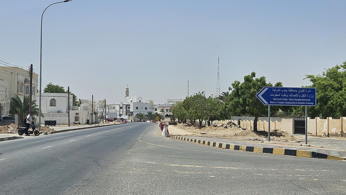 yasiralfarsi3's tweet photo. نثمن جهود محافظة #جنوب_الشرقية في المشاريع التنموية القائمة لتطوير #صور_العفية ​ومع قرب #عيد_الأضحى_المبارك نناشد المعنيين بإيجاد حلول مرورية مؤقتة عند "تقاطع سنيسلة الشعبية"؛ 
تفادياً للاختناق المروري الحاد المتوقع خلال الإجازة بسبب أعمال التصليحات القائمة.
#اخبار_صور_تايمز https://t.co/QQvn5b4PcD