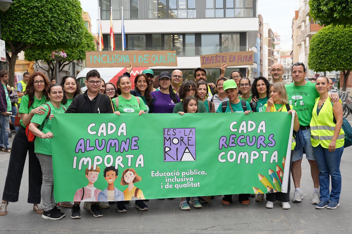 AjMislata's tweet photo. 📚 El Govern Municipal de Mislata mostra el seu suport a les reivindicacions dels i les docents de l’educació pública.

👥 Carlos F. Bielsa i membres de l'equip de govern han acompanyat als docents dels centres educatius públics de Mislata en la concentració a la Pl. Constitució. https://t.co/hSTh5gX8un
